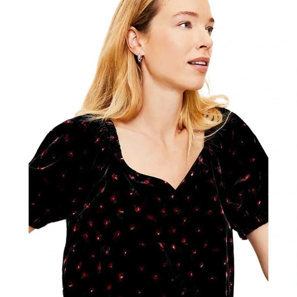 Ann Taylor Loft Velvet Floral Puff Sleeve V-Neck Blouse Black Red Size Medium - Picture 2 of 11